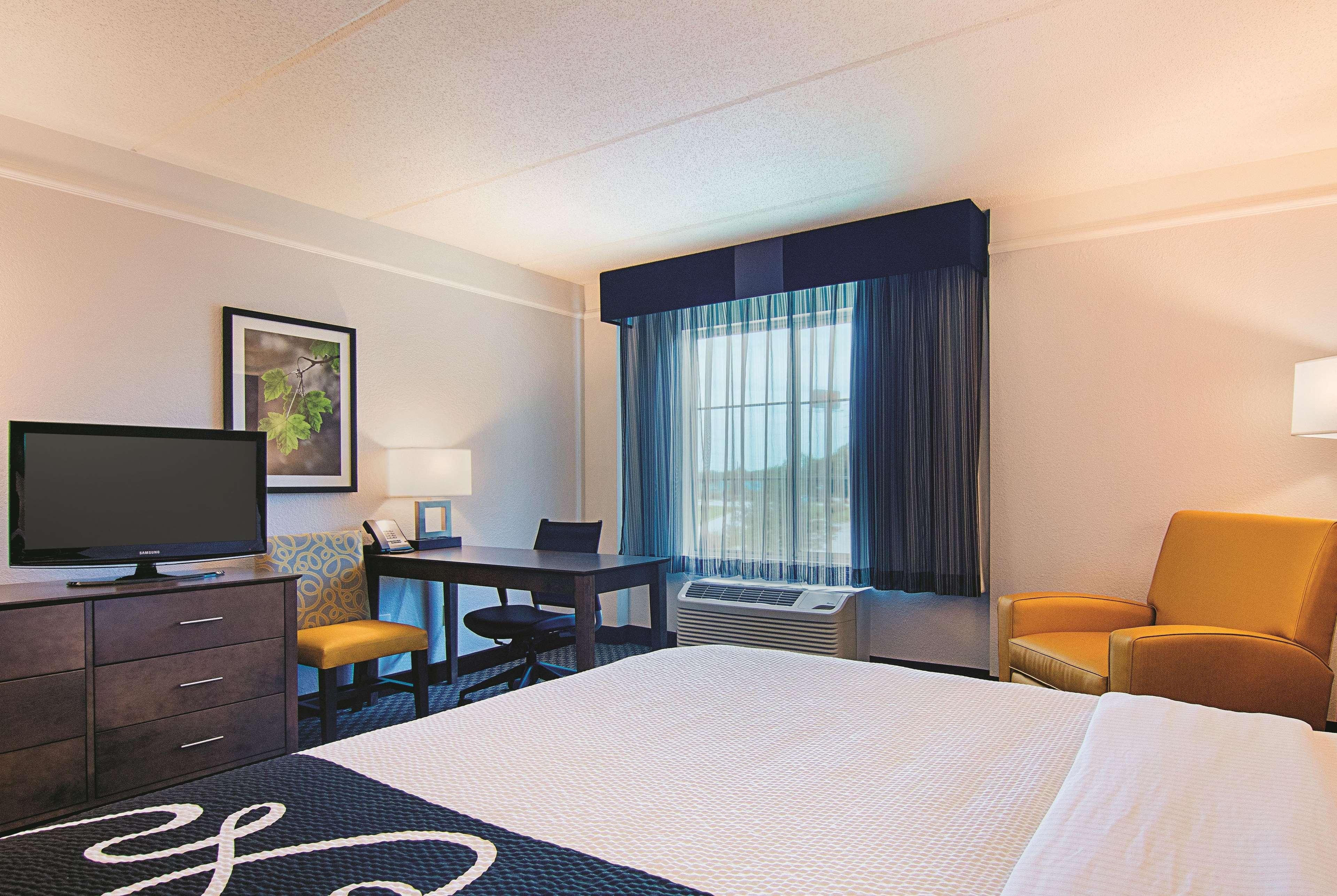 La Quinta By Wyndham Shreveport Airport Hotel Exterior photo