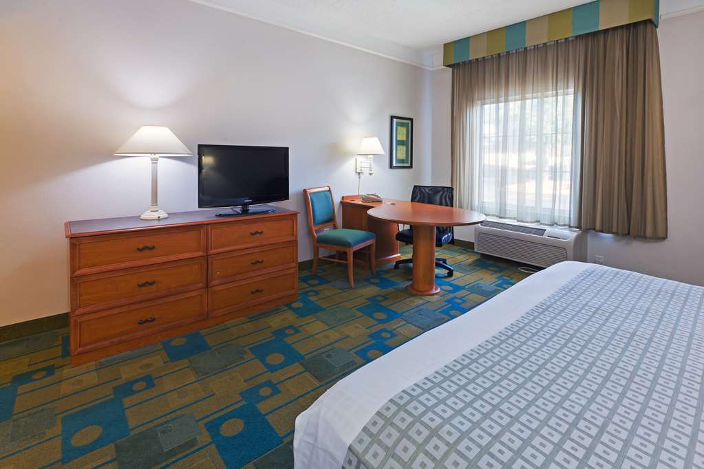 La Quinta By Wyndham Shreveport Airport Hotel Room photo