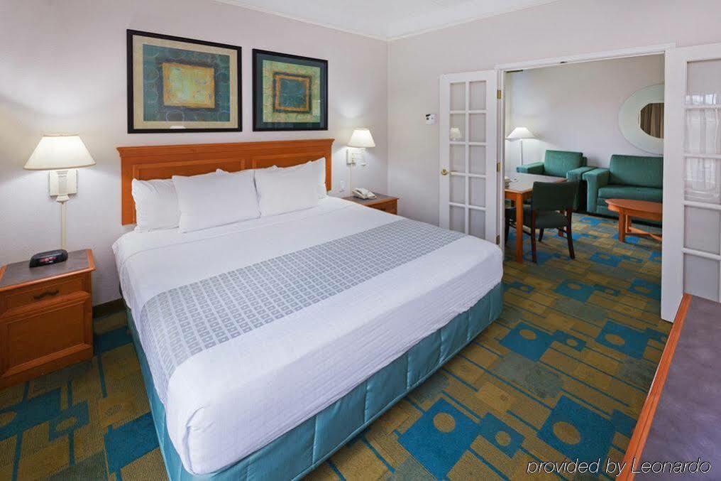 La Quinta By Wyndham Shreveport Airport Hotel Exterior photo