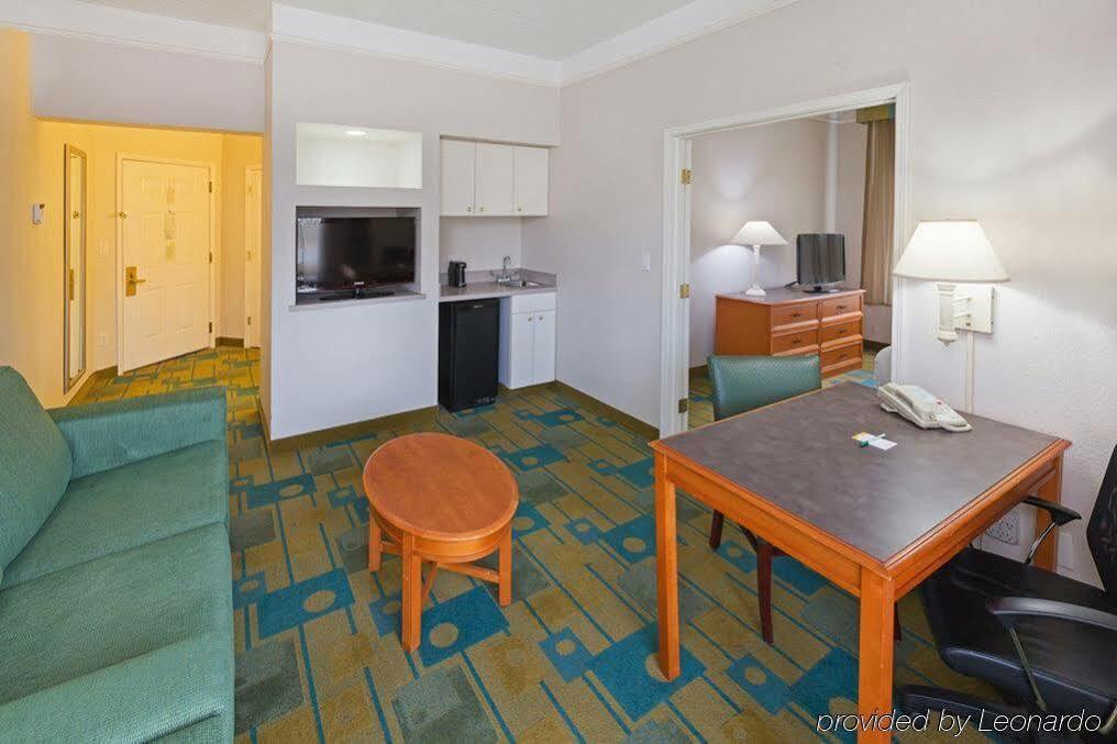 La Quinta By Wyndham Shreveport Airport Hotel Exterior photo
